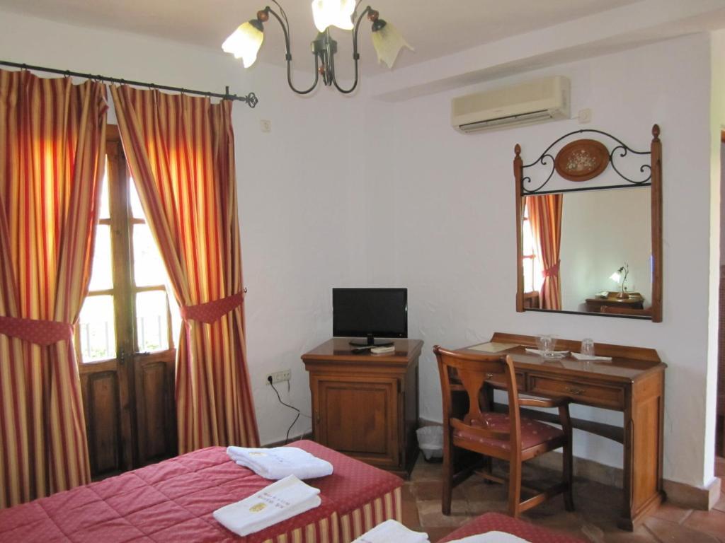 Hotel Cortijo Las Grullas Беналуп-Касас-Вієхас Номер фото